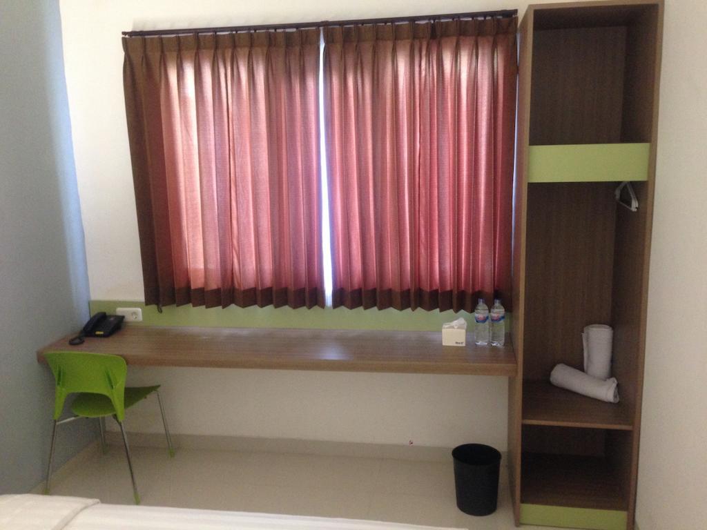 Rumah Cassa Guest House Surabaya Rom bilde