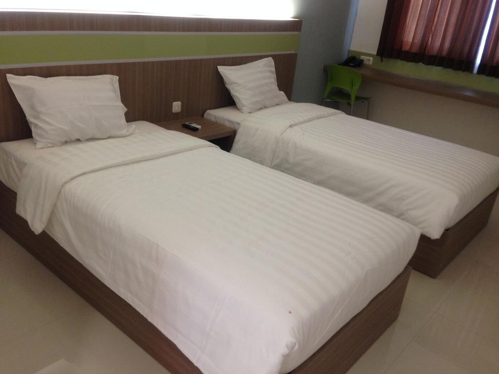 Rumah Cassa Guest House Surabaya Rom bilde
